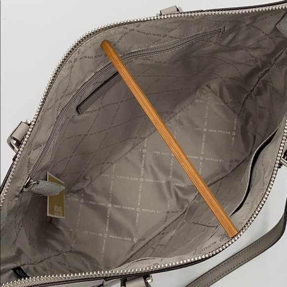 MICHAEL KORS CHARLOTTE LARGE TZ TOTE PEARL GREY - Picture 13 of 16